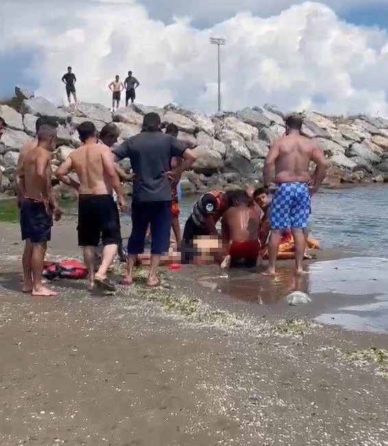 Sakarya’nın Karasu ilçesinde denizde fenalaşan vatandaş, cankurtaran ekiplerince sudan çıkarılarak