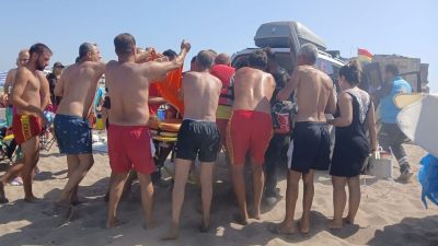 Sakarya’nın Karasu ilçesinde denizde yüzerken kalp krizi geçiren adam, cankurtaran