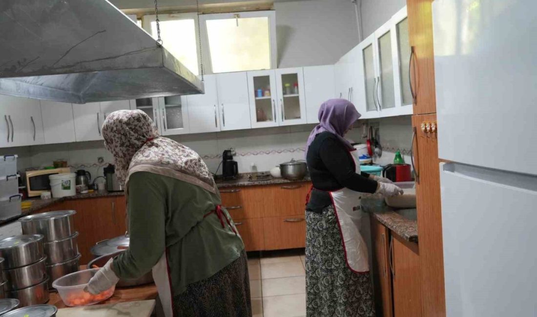 Devlet destekledi, anne ve kızı azimle başardı: 11 yıldır köydeki restoranda damakları şenlendiriyorlar Kastamonu’da anne ve kızı devlet desteğiyle köylerinde kurdukları restoranda birlikte