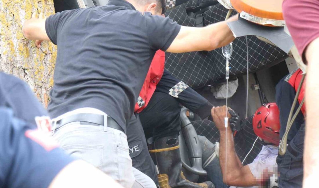 Devrilen çekicide sıkışan sürücü için ekipler seferber oldu Sakarya’nın Serdivan ilçesinde forklift yüklü çekici, kontrolden çıkarak devrildi. Araçta
