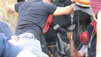 Sakarya’nın Serdivan ilçesinde forklift yüklü çekici, kontrolden çıkarak devrildi. Araçta