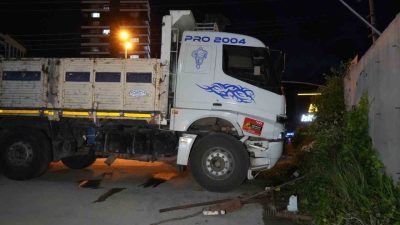 Kastamonu’da direksiyon başında rahatsızlanan sürücünün kontrolünden çıkan kamyon, istinat duvarına