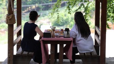 Kartepe Mesire Alanı, yaz aylarında serin havası ve doğal atmosferiyle