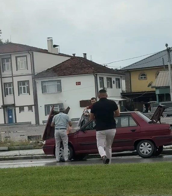 Sakarya’nın Adapazarı ilçesinde seyir halindeyken motor kısmından dumanlar yükselen otomobilin