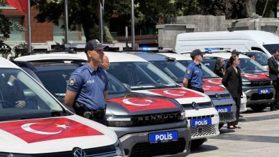 Düzce İl Emniyet Müdürlüğü’nün hizmet filosuna katılan 24 yeni araç,