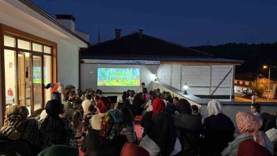 Düzce Genç Ofis’ten sinema gecesi DÜZCE (İHA) – Düzce’nin Boğaziçi Beldesinde Genç Ofis’te düzenlenen sinema