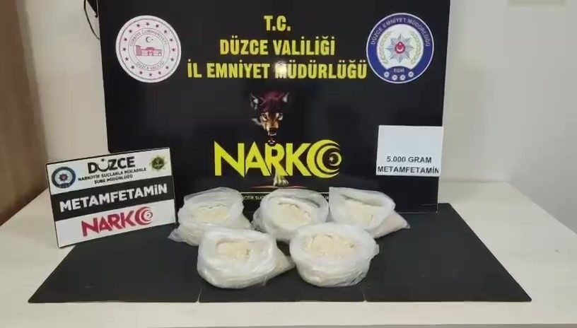 Düzce’de 5 kilo metamfetamin ele geçirildi Düzce Cumhuriyet Başsavcılığı koordinesinde yapılan uyuşturucu operasyonunda yaklaşık piyasa değeri