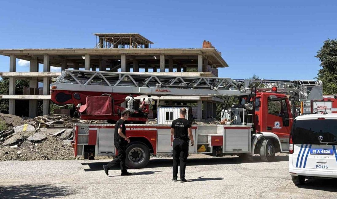 Düzce’de bunalıma giren genç kadın çatıya çıktı Düzce’de sinir krizi geçirerek binanın çatısına çıkan 22 yaşındaki kadın,