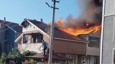 Düzce’nin Kaynaşlı ilçesinde iki katlı evin çatı katında çıkan yangın