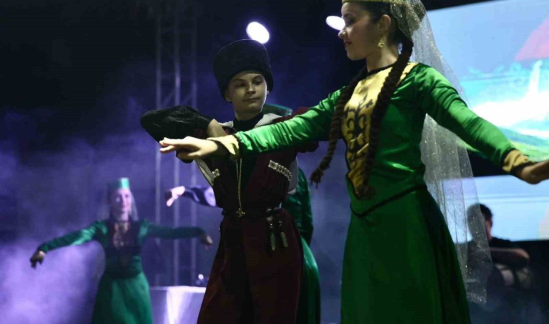 Düzce’de Çerkes gecesi yoğun ilgi gördü Düzce’nin Gölyaka ilçesine bağlı Köprübaşı Ömerefendi köyünde düzenlenen Adige Kültür