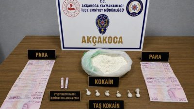 Düzce’nin Akçakoca ilçesinde düzenlenen uyuşturucu operasyonunda gözaltına alınan 4 şüpheliden