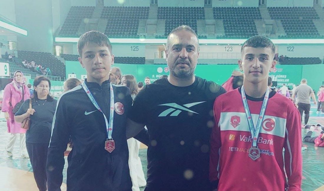 Minikler Türkiye Güreş Şampiyonası’nda Grekoromen Stil U13 kategorisinde mindere çıkan