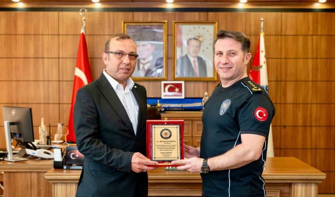 Bilecik’te emekliye ayrılan Polis Memuru Muhammet Saatci’ye, veda plaketi takdim