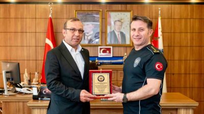 Bilecik’te emekliye ayrılan Polis Memuru Muhammet Saatci’ye, veda plaketi takdim