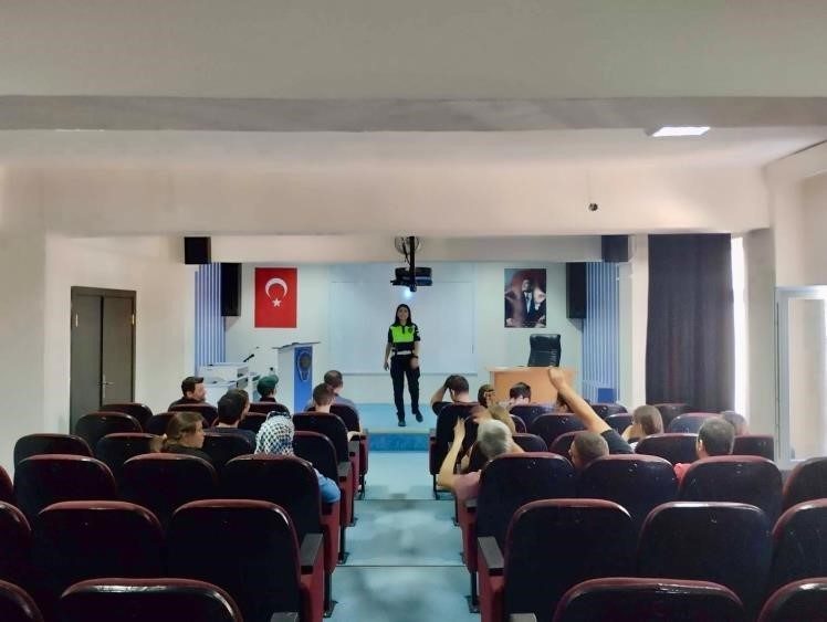 Engelli bireylere trafik güvenliği eğitimi Bilecik’te engelli bireylere trafik güvenliği eğitimi verildi. Bilecik İl Emniyet