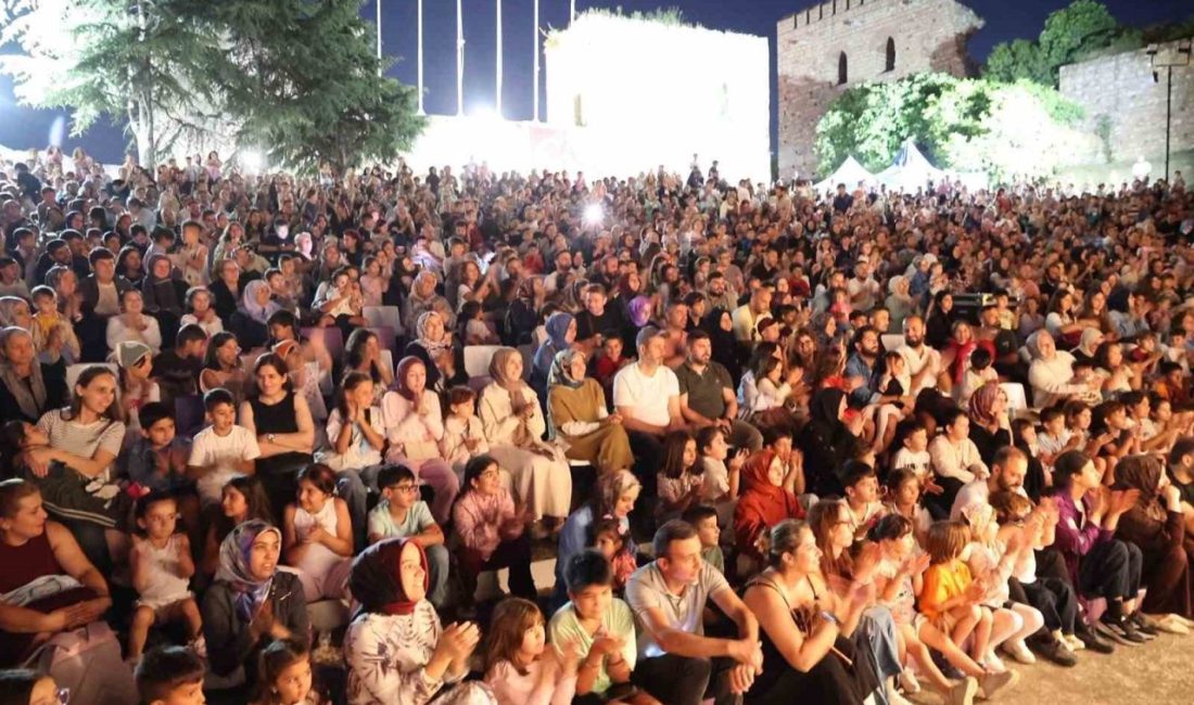 Gebze Eskihisar Kalesi’nde düzenlenen bilim show ve Onur Erol konseri,