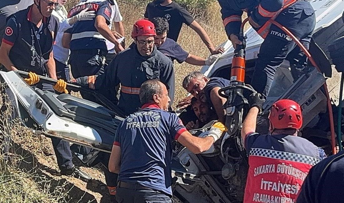 Freni patlayan şeftali yüklü kamyon, otomobilin üzerine devrildi: 6 yaralı Sakarya’nın Pamukova ilçesinde freni boşalan şeftali yüklü kamyon, önünde seyreden