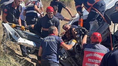 Sakarya’nın Pamukova ilçesinde freni boşalan şeftali yüklü kamyon, önünde seyreden