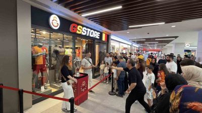 Galatasaray’ın 2025-2026 sezonu şampiyonluk kupası Düzce’de taraftarlarla buluştu. Sarı-kırmızılı taraftarlar