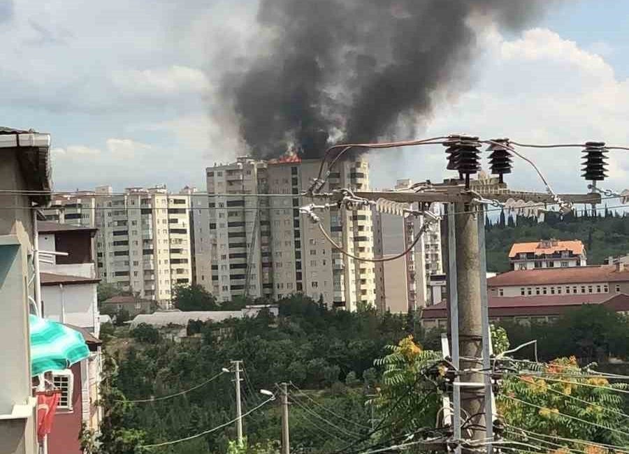 Kocaeli’nin Gebze ilçesinde bir binanın çatısında çıkan yangın, itfaiye ekiplerinin