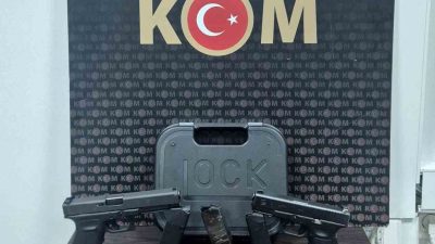 Kocaeli’nin Gebze ilçesinde düzenlenen operasyonda 2 ruhsatsız tabanca ile çok