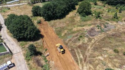 Gebze’de imar uygulamaları tamamlanan bölgelerde başlatılan yol açma çalışmaları sürüyor.