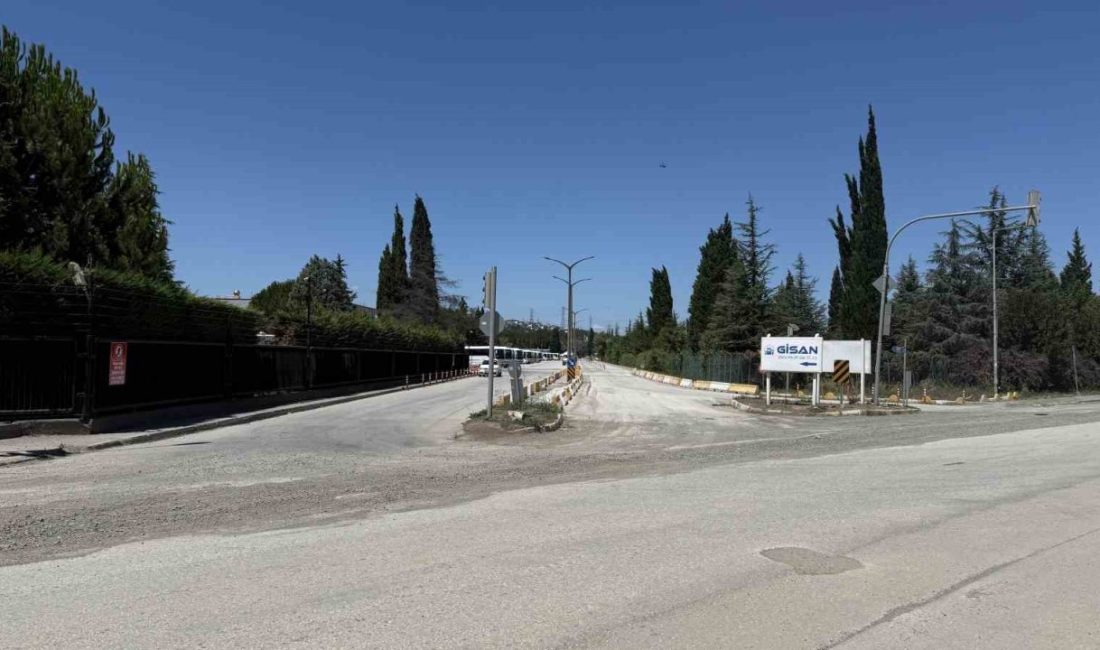 Genel müdürün ’Rehin alındım, Otokar’da bomba ihbarı yap’ mesajı ekipleri harekete geçirdi Sakarya’nın Arifiye ilçesinde bir fabrikanın genel müdürünün arkadaşına gönderdiği “Rehin