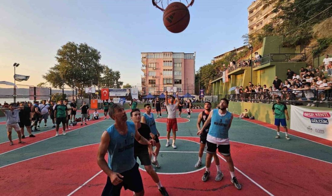 Gölcük’te potalar sokak basketbolu için kuruluyor Gölcük’te yaz spor etkinlikleri kapsamında düzenlenecek Sokak Basketbolu Turnuvası, 1-2