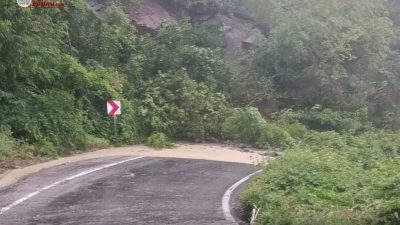 Kastamonu’da yaşanan heyelan sonrasında ulaşıma kapanan Cide-Doğanyurt-İnebolu kara yolu, Karayolları
