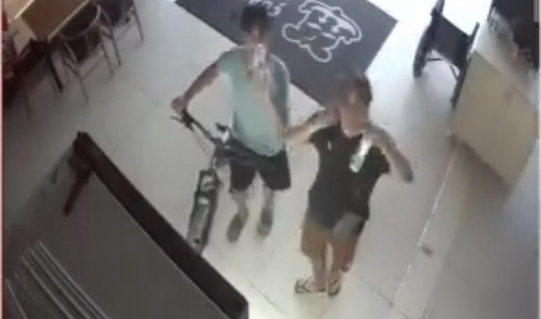Düzce’de aldıkları iki şişe suyun ücretini kasanın yanına notla birlikte