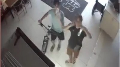 Düzce’de aldıkları iki şişe suyun ücretini kasanın yanına notla birlikte