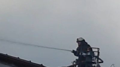 Sakarya’da iki katlı betonarme binanın çatı katında çıkan yangın, itfaiye