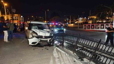 Sakarya’nın Adapazarı ilçesinde 1 hafif ticari araç ile 2 motosikletin