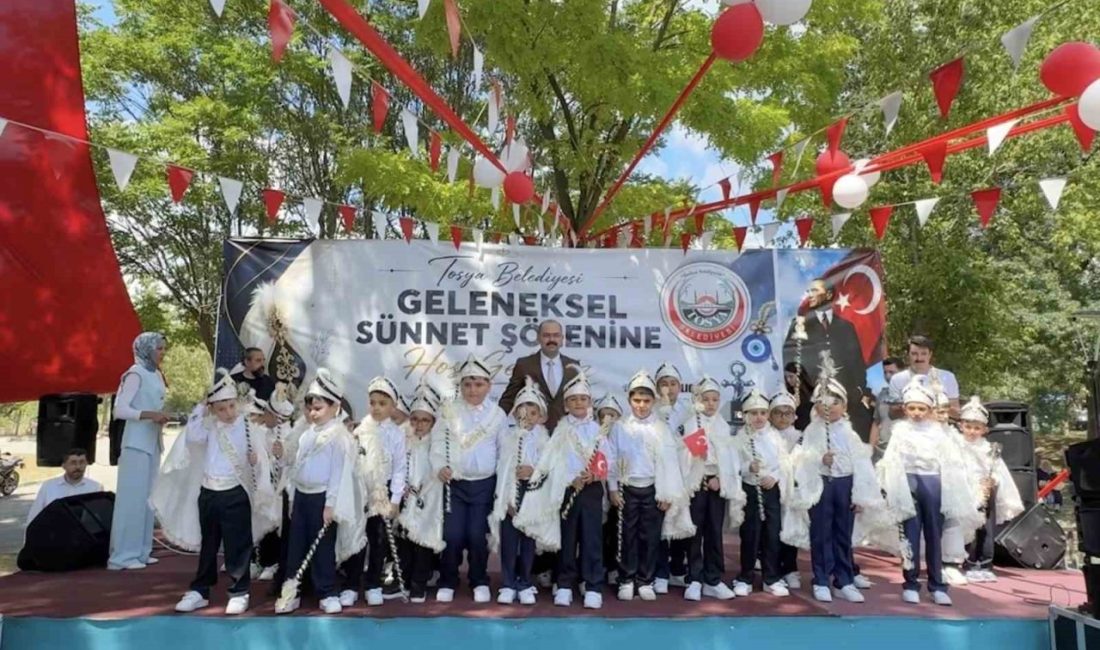 İlçedeki çocuklar toplu sünnet oldu, düzenlenen şenlikte doyasıya eğlendi Kastamonu’nun Tosya ilçesinde geleneksel şölende, toplu sünnet ettirilen çocuklar doyasıya