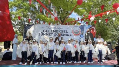 Kastamonu’nun Tosya ilçesinde geleneksel şölende, toplu sünnet ettirilen çocuklar doyasıya