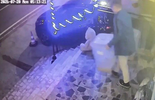 İlginç hırsızlık: Petshop önündeki mama kutusunu çaldı Kocaeli’nin Körfez ilçesinde bir petshopun önünde bulunan mama kutusu, kimliği