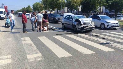 Düzce’de meydana gelen kazada ışıklı kavşakta 2 otomobil çarpıştı 1