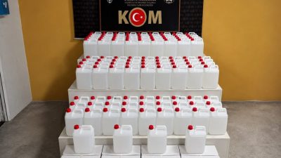 Sakarya’da polis ekiplerinin Anadolu Otoyolu’nda bir kamyona düzenlediği operasyonda, yaklaşık