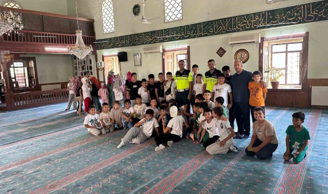 Bilecik İl Jandarma Komutanlığı ekipleri 61 öğrenciye trafik eğitimi verdi.