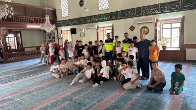 Bilecik İl Jandarma Komutanlığı ekipleri 61 öğrenciye trafik eğitimi verdi.