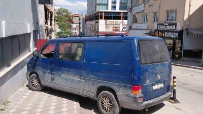 Bilecik’te yayaların geçemeyeceği şekilde kaldırıma park eden ticari araç sürücüsü