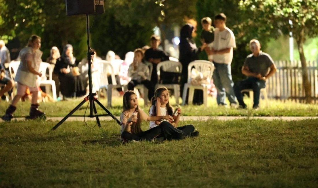 Kartepe’de yaz etkinlikleri kapsamında düzenlenen “Açık Hava Sinema Geceleri”nde, “Nefes: