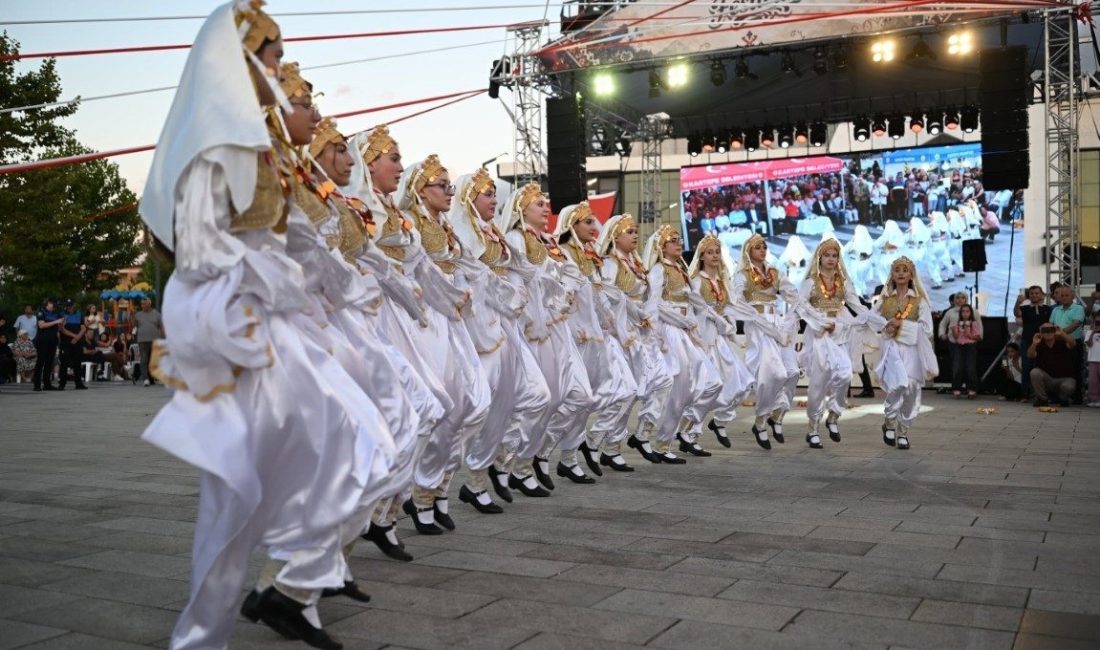 Kartepe’de bu yıl 3’üncüsü düzenlenen Uluslararası Balkan Halk Oyunları Festivali’nde,
