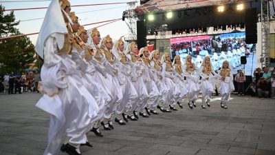 Kartepe’de bu yıl 3’üncüsü düzenlenen Uluslararası Balkan Halk Oyunları Festivali’nde,