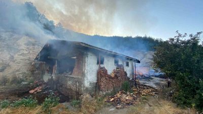 Kastamonu’da ahşap evde çıkan yangın ormanlık alana sıçradı. Alevlere havadan