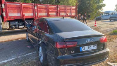 Kastamonu’da iki otomobilin çarpışması sonucu meydana gelen kazada 2 kişi