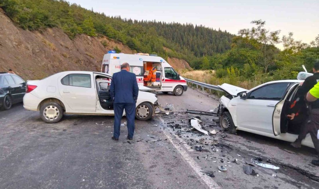 Kastamonu’da iki otomobil kafa kafaya çarpıştı: 4 yaralı Kastamonu’nun Küre ilçesinde iki otomobilin kafa kafaya çarpışması neticesinde meydana