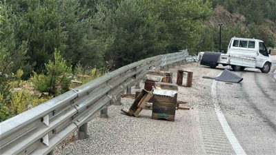 Kastamonu’nun Devrekani ilçesinde bariyerlere çarpan kamyonetteki 2 kişi yaralanırken, etrafa