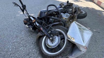Kastamonu’nun Tosya ilçesinde yola düşen tenekeye çarpan motosikletin sürücüsü yaralandı.