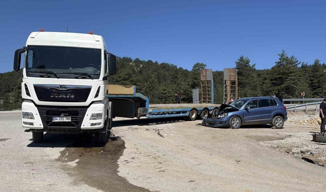Kastamonu’nun Devrekani ilçesinde otomobil ile tırın çarpıştığı kazada 4 kişi